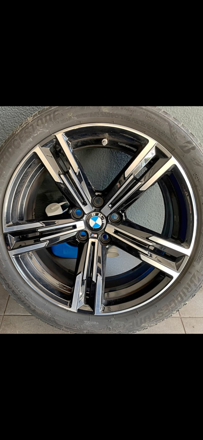 Beschädigte BMW-Bicolor-Felge vor der Reparatur