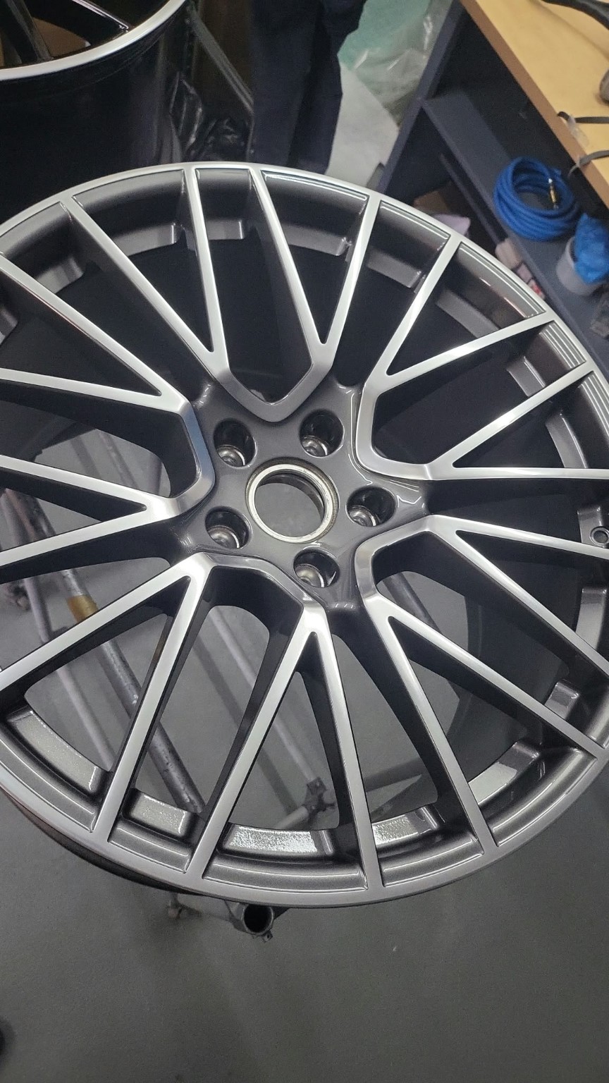 Fertig bearbeitete Porsche-Bicolor-Felge