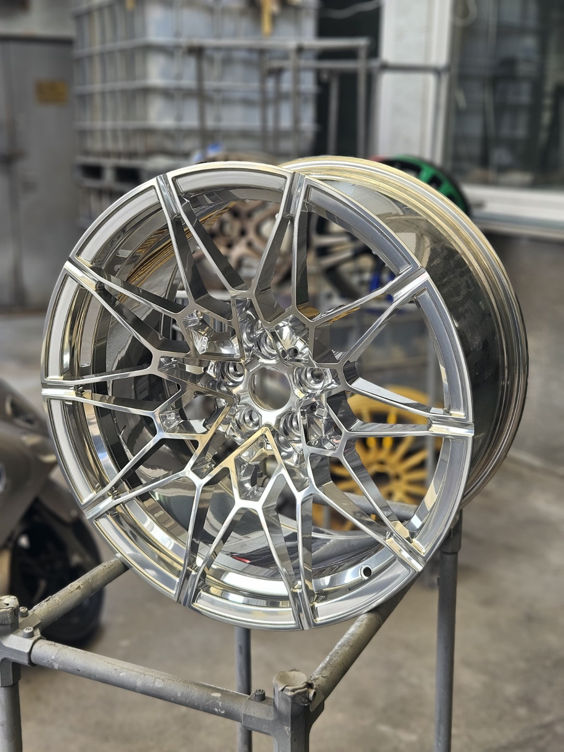 Komplett hochglanzverdichtete Mehrspeichenfelge von DreamWheels